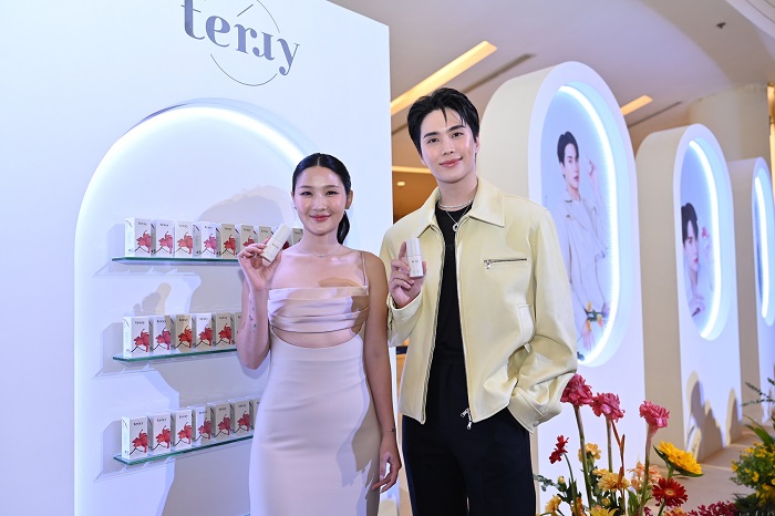 ข่าว-Terry-ควงแขน-อิน-–-สาริน-แกะกล่องแพ็กเกจใหม่-2.jpg