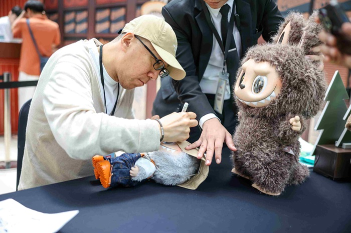 คาซิง-ลุง-ศิลปินผู้ออกแบบจักรวาลThe-Monsters_6.jpg