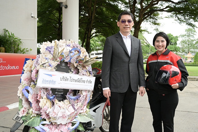 คุณก่อกิจและเจ้าหน้าที่นำจ่ายหญิง.jpg