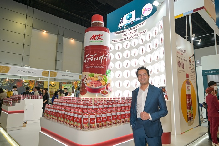 คุณธีร์-ธีระโกเมน-EVP-กับไฮไลต์ขวดน้ำจิ้ม-MK-ยักษ์.jpg