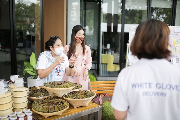 คุณพันชนะและสมาชิกโครงการ-Food-For-Fighters-ขณะส่งมอบอาหารให้แก่บุคลากรทางการแพทย์-2.jpg
