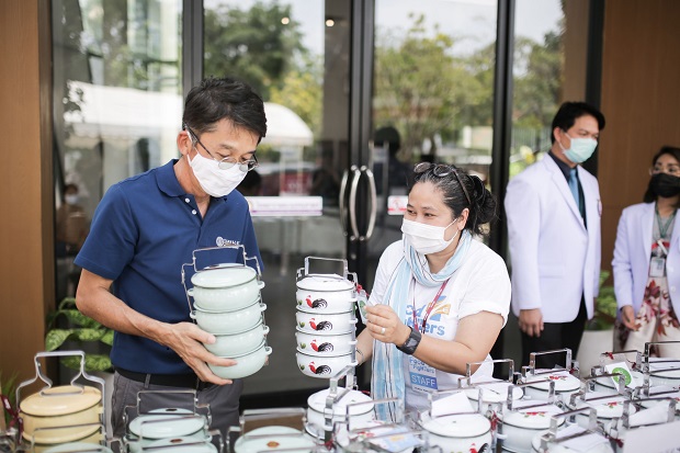คุณพันชนะและสมาชิกโครงการ-Food-For-Fighters-ขณะส่งมอบอาหารให้แก่บุคลากรทางการแพทย์.jpg
