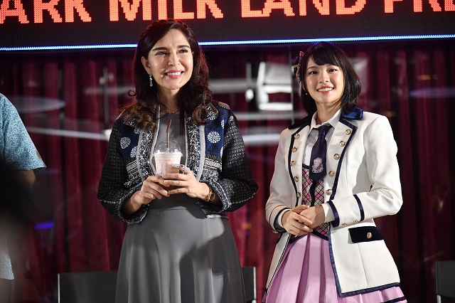 คุณมนัญญา-กับเฌอปราง-หนึ่งในพรีเซ็นเตอร์ครั้งแรกในไทย.jpg