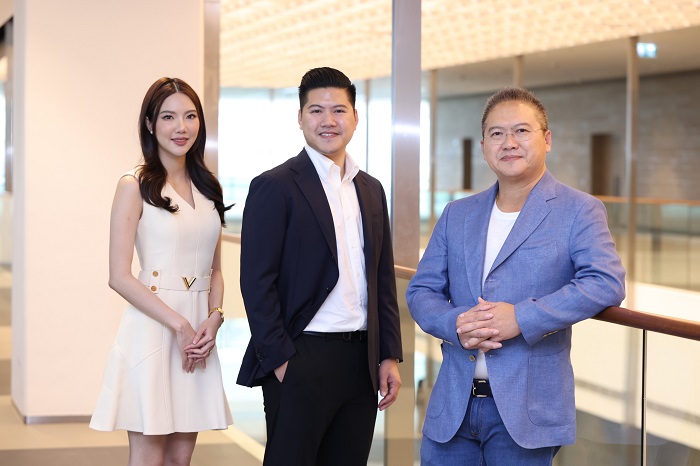จากซ้าย-อภิชา-วีรชาติยานุกูล-ภาสกร-วีรชาติยานุกูล-ธนกร-วีรชาติยานุกูล.jpg