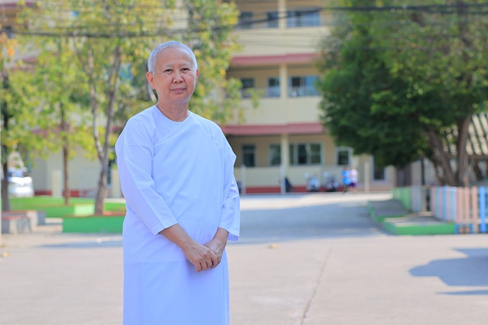 ดร.แม่ชี-อรรณอัมไพ-ภาสศักดิ์ชัย-อำนวยการโรงเรียนธรรมจารินีวิทยา.jpg