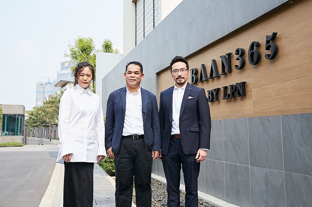 ผู้บริหารถ่ายภาพหมู่ร่วมกัน.jpg