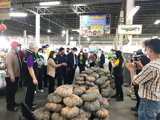 ผู้บริหารปณทและกรรมการกระทรวงเกษตร-ลงพท.พบเกษตรกร_2.jpg