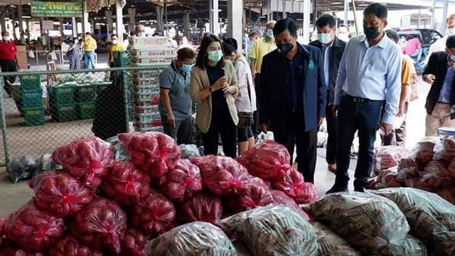 ผู้บริหารปณทและกรรมการกระทรวงเกษตร-ลงพท.พบเกษตรกร_3.jpg