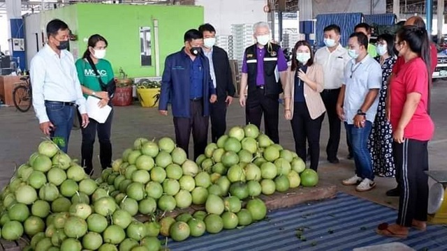 ผู้บริหารปณทและกรรมการกระทรวงเกษตร-ลงพท.พบเกษตรกร_4.jpg