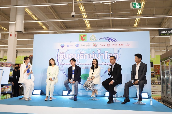 ผู้บริหารแบรนด์น้ำดื่ม-ร่วมพูดคุยบนเวที.jpg
