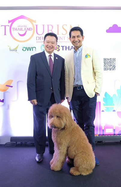 ผู้ว่าฯ-ททท.-ถ่ายรูปกับคุณภานุเดช-วัฒนสุชาติ-ผู้ชื่นชอบการท่องเที่ยว.jpg