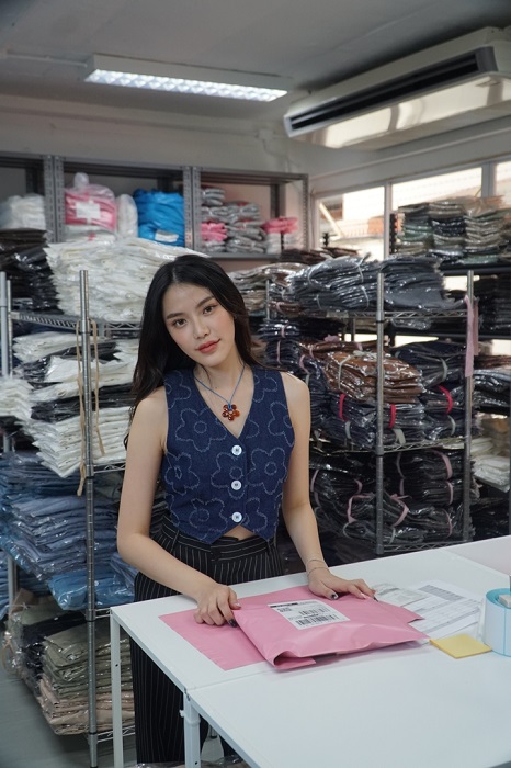 พรพิชชา-อัคคไพบูลย์-เจ้าของร้าน-Sisters-Fabric.jpg