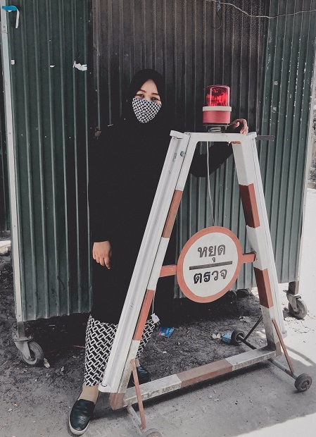 ฟารีดากับผลงานหน้ากากผ้า.jpg