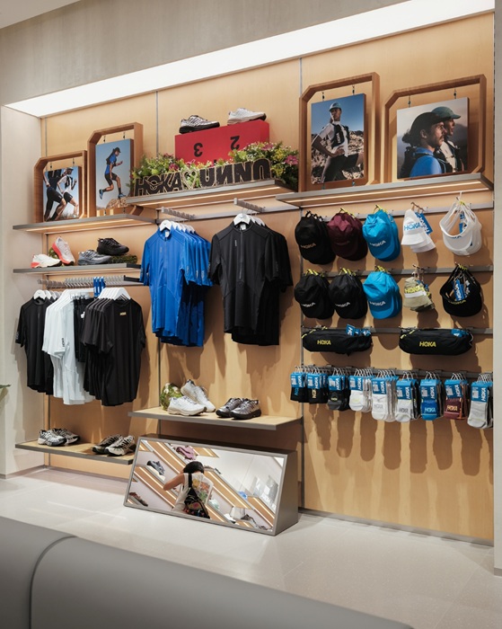 ภาพบรรยากาศร้าน-HOKA-EMQUARTIER_3-1.jpg