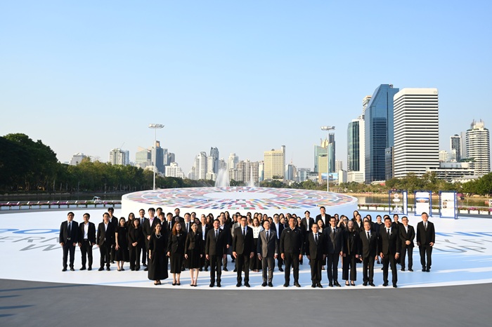 ภาพหมู่ผู้บริหาร-กับ-Landmark-1.jpg