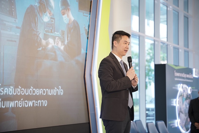 ภาพ_นพ.นิพัฒน์-กุหลาบขาว.jpg
