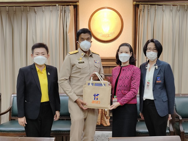 มอบหนังสือผลงานวิจัย.jpg