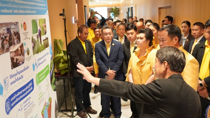 รองนายกชมผลงานวิจัยทีมน้ำระดับจังหวัด_0.jpg