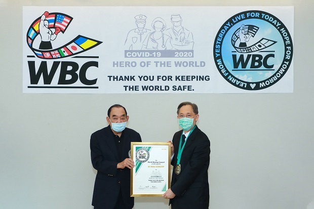 รูปตอนมอบรางวัล_resize.jpg
