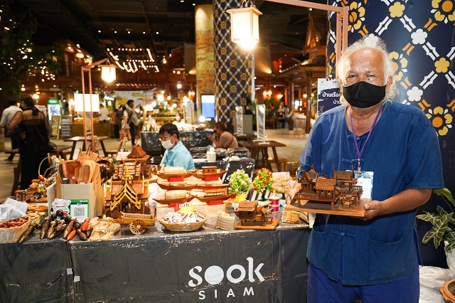 ร้านบ้านเรือนไทยจำลอง.jpg