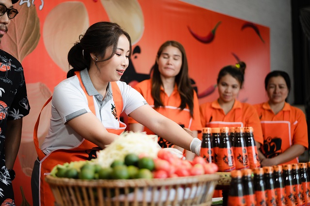 ลีลาการตำส้มตำของ-CEO.jpg