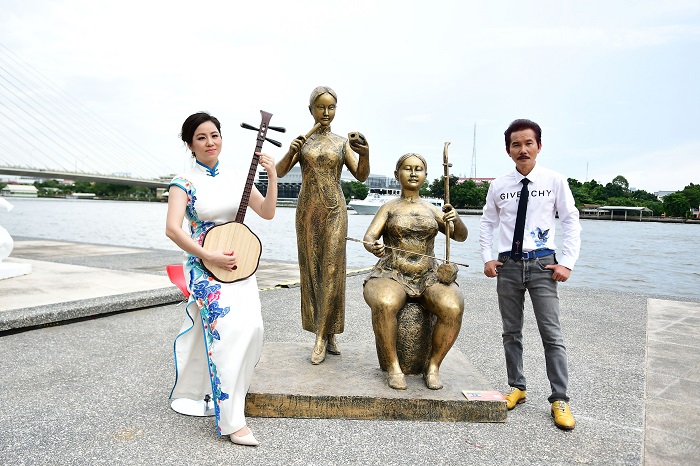 ศิลปินกับนักร้องของงานถ่ายภาพกับผลงาน.jpg