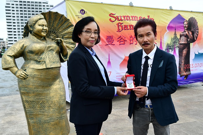 ศิลปิน-ซู-หวงเฟย-มอบของที่ระลึกแก่คุณอารียา-เพ็งประเสริฐ-ผู้อำนวยการเขตบางพลัด.jpg