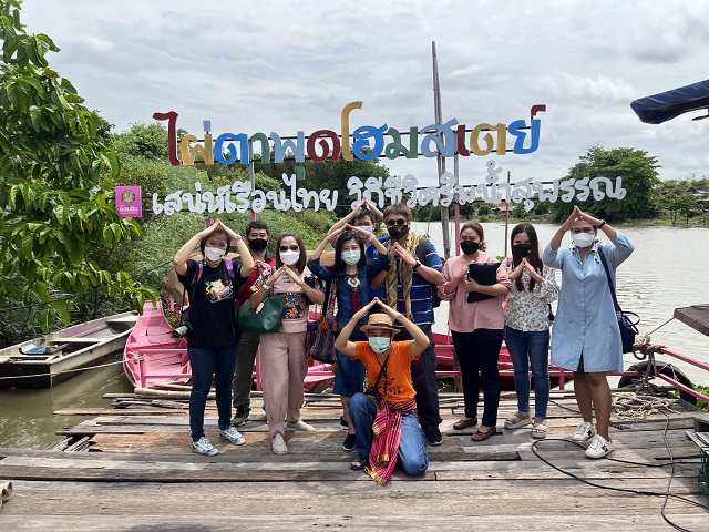 อ.พรรณีและคณะวิจัยพร้อมลงเรือ.jpg