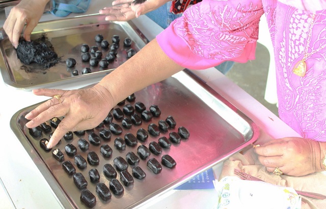 แปะแผ่นทองคำบนหน้าขนม.jpg