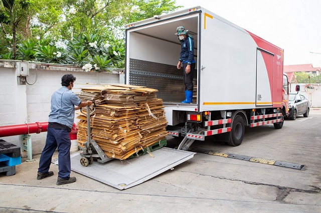 ไปรษณีย์ไทยร่วมซีพีแรมขนส่งลังกระดาษกว่า-2-ตัน-เร่งผลิตเตียงสนาม.jpg