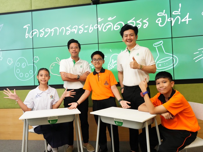 01_จระเข้-แปลงขยะเป็นอนาคต-ส่งมอบโต๊ะ-เก้าอ_0.jpg