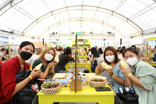 08.-บรรยากาศการนั่งทานบุฟเฟต์ทุเรียนและผลไม้ไทย.jpg