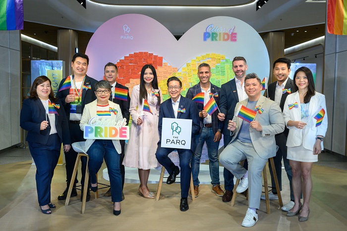 1-ผู้บริหารและมือพันธมิตรธุรกิจถ่ายภาพร่วมกัน-Colors_Of_Pride.jpg