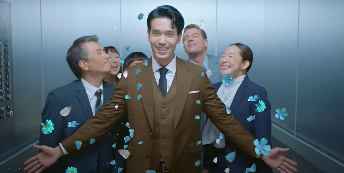 13.ภาพ-screen-shot-จากโฆษณาดาวน์นี่-ฉีดปุ๊บผ้าหอมปั๊บ-ชุดสูธหอม.png