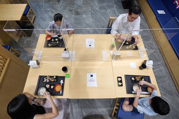 16-การจัดโต๊ะที่นั่งใน-ร้านอาหาร-ให้นั่งเยื้องกัน-และเว้นระยะห่างกันไม่น้อยกว่า-1-เมตร.jpg