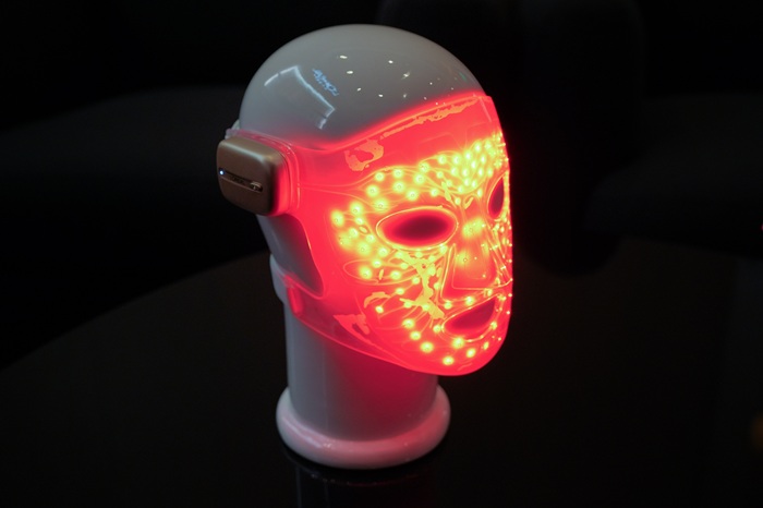 3-LOreal-LED-Face-Mask-Booth-1-©LOreal-Groupe.jpg