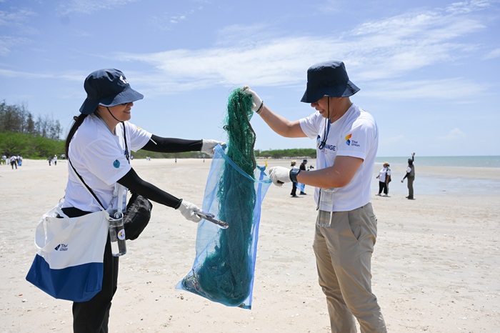 39.-ร่วมกันเก็บขยะชายหาด-6-Copy.jpg