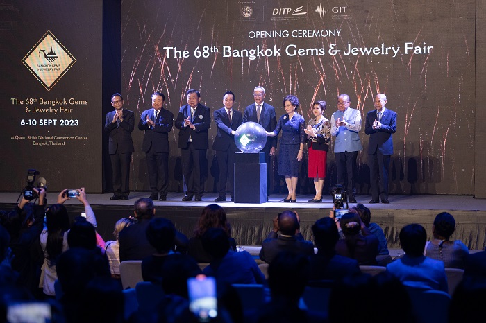 4.ภาพประกอบข่าวพิธีเปิดงานแสดงสินค้าอัญมณ_0.jpg