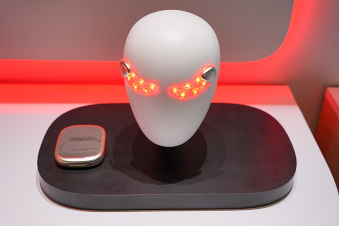 4-LOreal-LED-Eye-Mask-Booth-1-©LOreal-Groupe.jpg