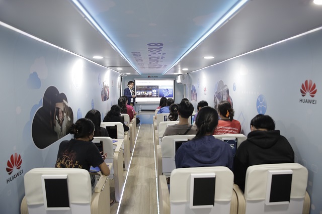 HUAWEI-Digital-Bus_3.jpg