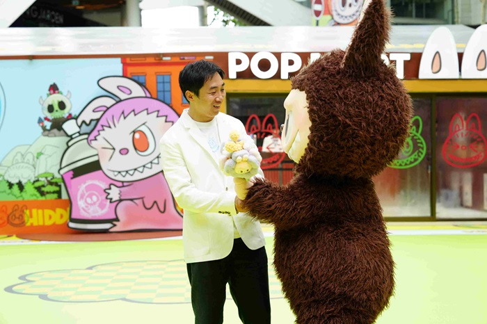 LABUBU-มอบดอกไม้ให้-CEO.jpg