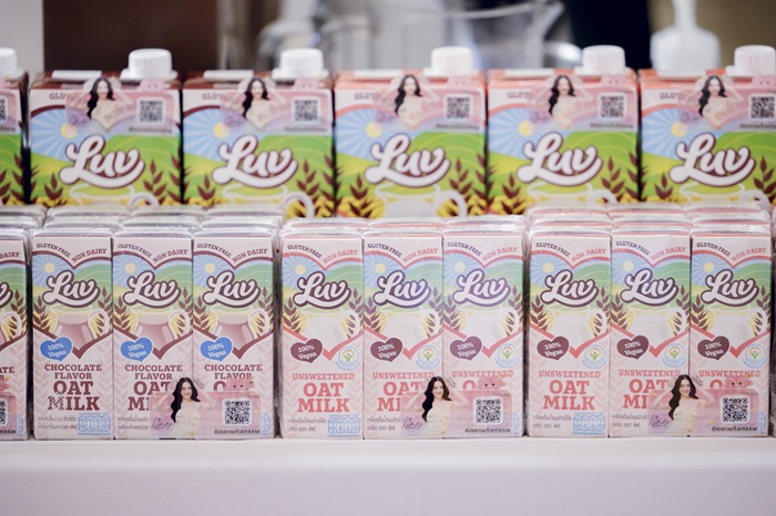 Luv-C300223.jpg