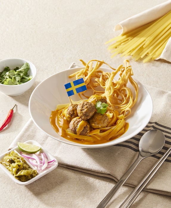 Northern-style-noodles-served-with-curry-and-meatballs_2.jpg