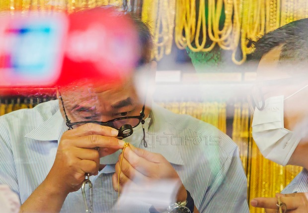 p20-21-weekly-gold-02.jpg