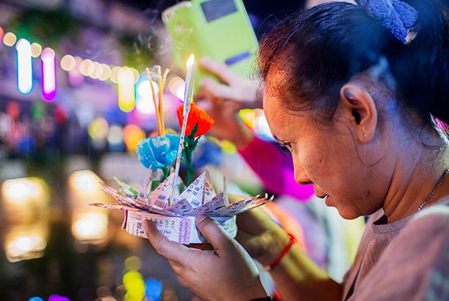 p22-23-loykratong-01.jpg