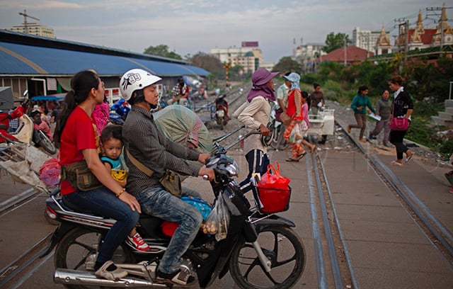 p22-23-weekly-cambodia-01.jpg