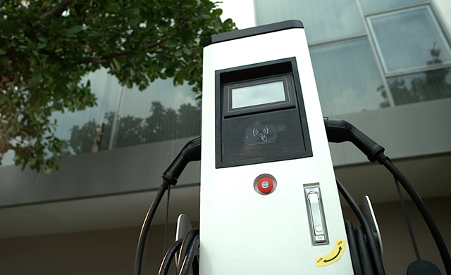p22-23-weekly-ev-02.jpg