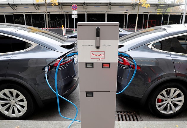 p22-23-weekly-ev-02.jpg