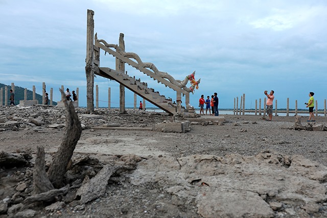 p22-23-weekly-flood-04.jpg