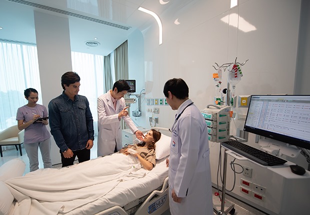 p22-23-weekly-hospital-03.jpg